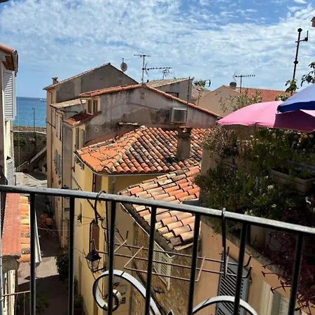 Appartement lumineux vue mer calme au cœur du viel Antibes clim neuve *